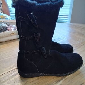 Clarks Size 7. Black Suede Winter Boots with Toggle Detail and Faux Fur Lining